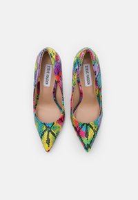 Escarpins multicolores en imprimé serpent avec un bout pointu, une surface texturée et un intérieur lisse. Étiquette de la marque visible à l'intérieur.