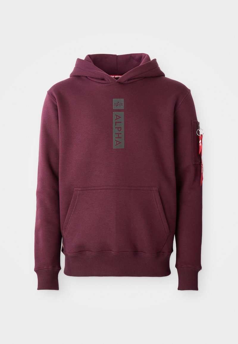 Sudadera burdeos con bolsillo tipo canguro en el frente, logo vertical "ALPHA" en el pecho y bolsillo con cremallera y etiqueta roja en la manga izquierda.