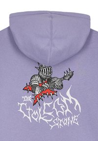 Fioletowa bluza z kapturem z graficznym motywem rycerza z kolcami w czerni i czerwieni oraz stylizowanym białym tekstem poniżej. Miękka tekstura materiału.