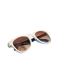Białe okulary przeciwsłoneczne z lekko matowym wykończeniem, brązowymi gradientowymi szkłami i niebieskimi akcentami na zauszniku. Kątowy kształt z szerokimi oprawkami.