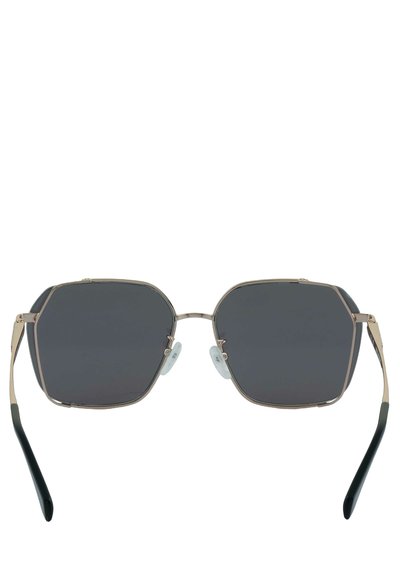 Lunettes de soleil octogonales avec des verres foncés, des montures en métal doré fines, des plaquettes de nez ajustables et des embouts noirs sur les branches.