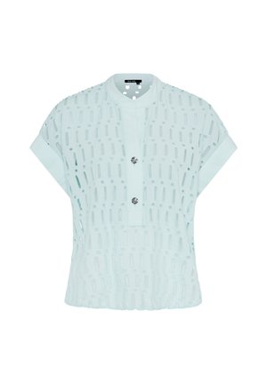Hellblaue kurzärmelige Bluse mit perforiertem Muster, zwei vorderen Knöpfen und einem abgerundeten Kragen.