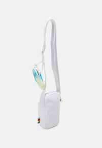 Borsa a tracolla bianca con texture liscia, forma rettangolare, tracolla regolabile e una piccola pochette attaccata con un design a colori sfumati.