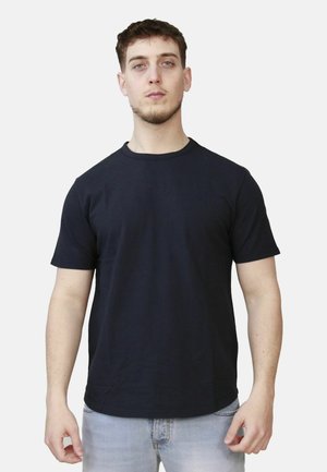 T-shirt in cotone nero con maniche corte e scollatura rotonda. Design semplice, senza motivi o logo visibili. Indossato con jeans azzurri chiari.