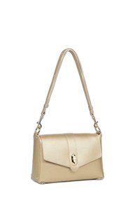 Beige lædertaske med struktureret overflade, klaplukning, gulddetaljer og en aftagelig skulderrem. Rektangulær form med afrundede kanter.