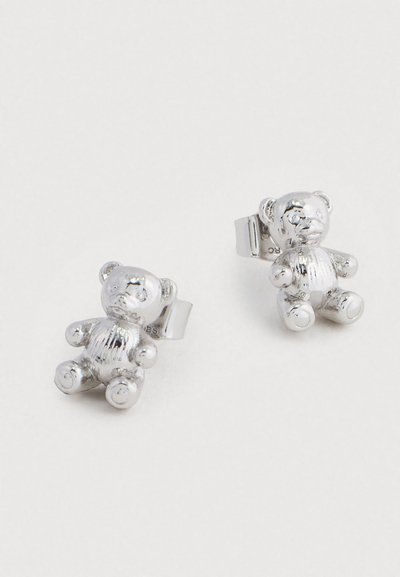 Stříbrné náušnice ve tvaru medvídka s leštěným povrchem. Každý medvídek má zaoblené končetiny a sedící pózu, což zdůrazňuje hladkou strukturu.