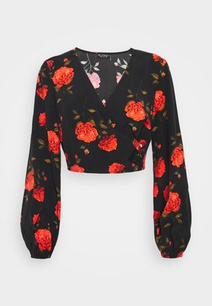 Zwarte wikkelblouse met lange mouwen, een levendige rode bloemenprint en een V-hals, met losse mouwen die bij de manchetten zijn samengebracht.