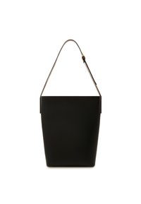 Sort læder bucket taske med en flad bund og buet top, udstyret med en lang, tynd skulderrem. Glat tekstur og minimalistisk design.