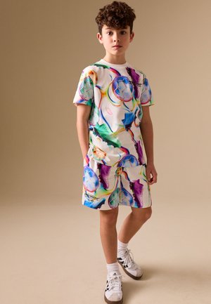 Next, REGULAR FIT - SHORT SLEEVE T-SHIRT AND SHORTS SET  . - Dresside alumine osa - multi football