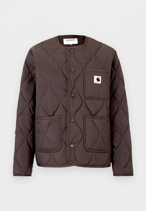 Temno rjava prešita jakna z okroglim izrezom, pritisnimi gumbi, dvema sprednjima žepoma in levim prsni žep z vzorcem logotipa.