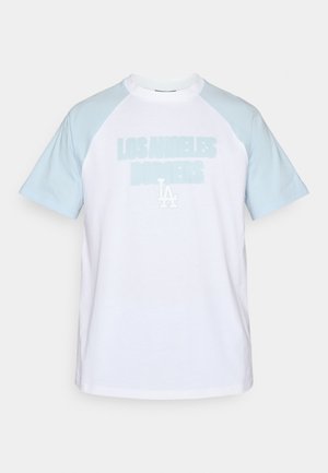 Balta marškinėliai su šviesiai mėlynais raglan rankovėmis, kuriuose didelėmis šviesiai mėlynomisRaidėmis parašyta "LOS ANGELES DODGERS" ir mažas "LA" logotipas.