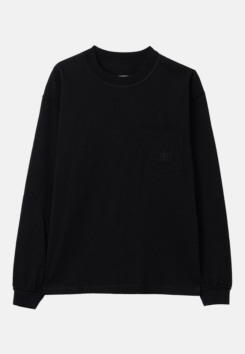 T-shirt noir à manches longues en coton, avec un col rond, une poche sur la poitrine gauche et des poignets élastiques. Design minimaliste sans motifs.