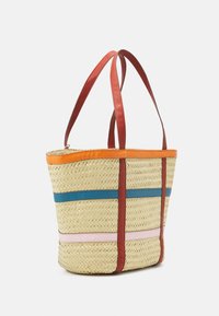 Słomiana torebka na ramię z wplecionymi pomarańczowymi, niebieskimi, różowymi i czerwonymi akcentami z tkaniny. Dwa brązowe skórzane paski. Zwężający się kształt, otwarta konstrukcja.