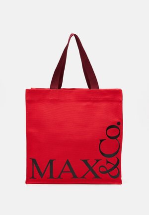 Sac fourre-tout rectangulaire rouge avec des anses rouge foncé et "MAX&Co." imprimé en grandes lettres noires dans le coin inférieur avant.