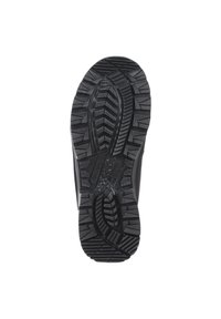 Sole di scarpe in gomma nera con scanalature profonde per aderenza, modelli testurizzati e un centro leggermente rialzato per trazione e stabilità.