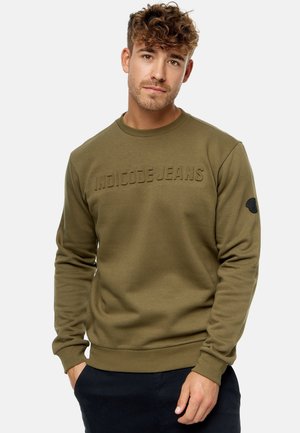 Olivengroene sweatshirt met reliëf "INDICODE JEANS" tekst, geribbelde kraag en ronde zoom; is voorzien van een zwart logo op de mouw.