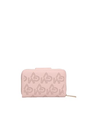 Hellrosa Lederbrieftasche mit perforierten geometrischen Mustern und Reißverschluss auf der rechten Seite.