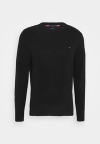 Schwarzer Langarm-Pullover mit Rundhalsausschnitt und kleinem rot-weiß-blauen rechteckigen Logo auf der linken Brust.