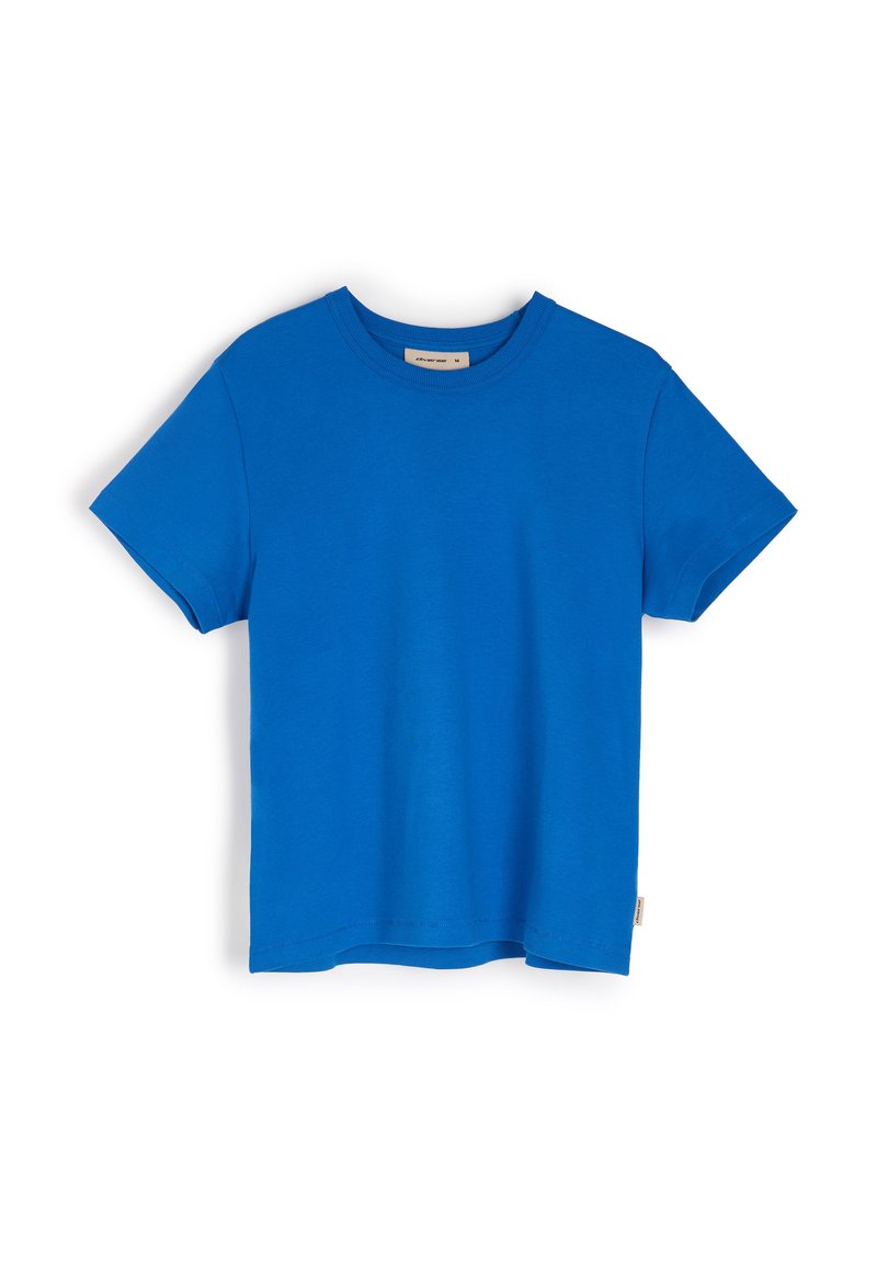 Niebieska koszulka z krótkim rękawem wykonana z bawełny. Ma okrągły dekolt i prosty krój dołu. Brak widocznych wzorów lub zdobień.