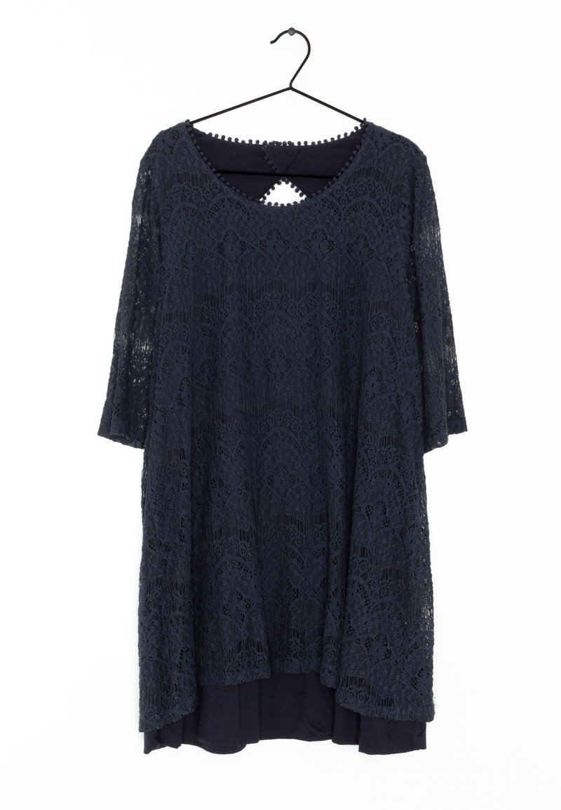 Robe en dentelle bleu marine avec manches trois-quarts, encolure ronde et détail œillet sur un cintre noir sur fond blanc.