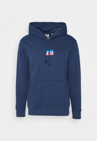 Felpa con cappuccio blu navy in cotone con tasca a marsupio frontale, cappuccio con coulisse regolabile e piccolo logo Levi's rosso e blu sul petto.