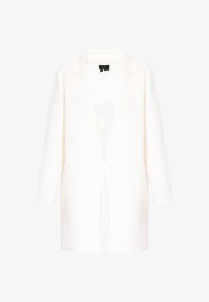 Fehér kabát, sálgallérral, nyitott elülső résszel és háromnegyedes ujjal. Puha anyag és minimalista dizájn, látható fémrészek vagy díszítések nélkül.