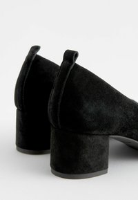 Next FOREVER COMFORT LOW BLOCK REGULAR WIDE FIT - Klassikalised kontsakingad - black toe cap