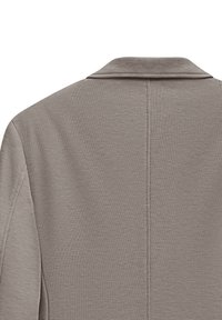 Grau strukturierten Stoffmantel mit klassischem Kragen, mittigem Naht und sichtbaren Stichdetails auf dem Rücken.