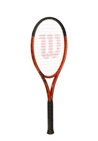 Tennismok met een oranje en zwart ontwerp, ovale frame, synthetische snaren en een gestructureerde zwarte grip. Bevat een prominente rode "W" logo.