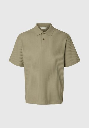 Kurzärmeliges, beiges Poloshirt mit vertikaler Rippenstruktur und zwei braunen Knöpfen auf der Knopfleiste, dargestellt vor einem schlichten Hintergrund.