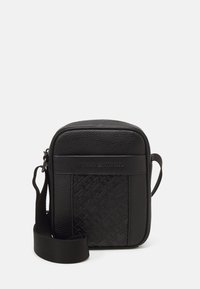 Borsa a tracolla nera in pelle texturizzata con motivo intrecciato, dotata di tracolla regolabile e dettaglio logo frontale.