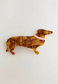 En askkebruna akryl-dachshundbrosch med en rosa krage, med släta ytor och en lekfull siluett.