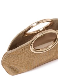 Beige tekstureret clutch-taske med guld metal-accenter og runde top-håndtag, der har en glat foring indvendig.