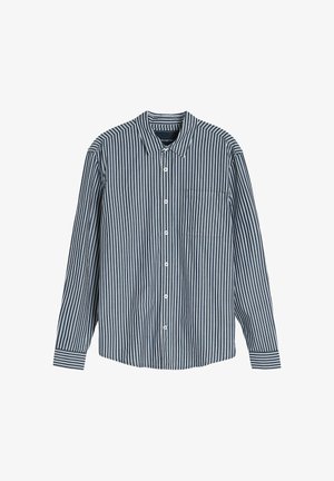 Męska koszula z długim rękawem zapinana na guziki w granatowo-białe pionowe paski, z bawełnianym dodatkiem, kołnierz, pojedyncza kieszeń na piersi i mankiety zapinane na guziki.