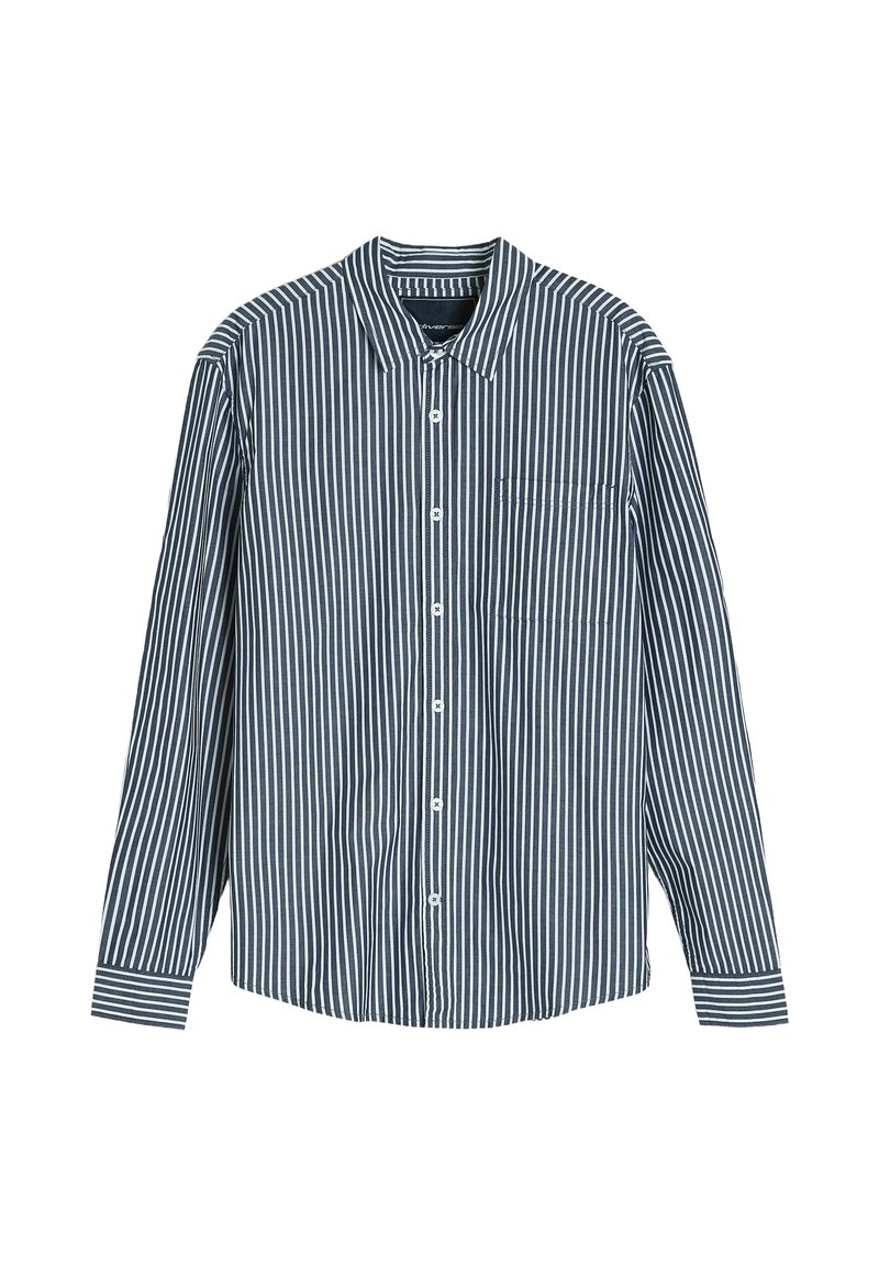 Męska koszula z długim rękawem zapinana na guziki w granatowo-białe pionowe paski, z bawełnianym dodatkiem, kołnierz, pojedyncza kieszeń na piersi i mankiety zapinane na guziki.