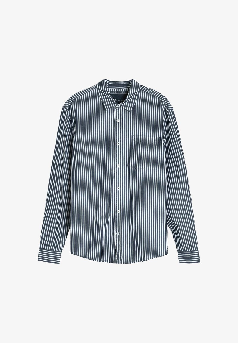 Męska koszula z długim rękawem zapinana na guziki w granatowo-białe pionowe paski, z bawełnianym dodatkiem, kołnierz, pojedyncza kieszeń na piersi i mankiety zapinane na guziki.