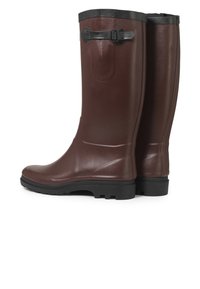 Bottes en caoutchouc imperméables marron avec une finition texturée, des accents noirs, un détail de boucle et une semelle crantée robuste pour une bonne adhérence.