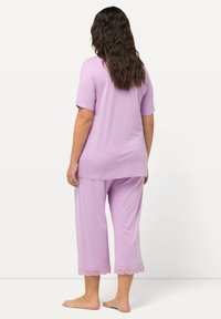 Ulla Popken LOCHSTICKEREI V-AUSSCHNITT HALBARM SET - Pyjama - lilac