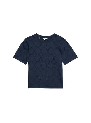 Camicia blu navy a maniche corte con intricate aperture ritagliate, scollatura rotonda e tessuto morbido. Progettata per una vestibilità rilassata.