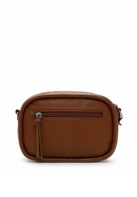 Borsa a tracolla in pelle marrone con finitura testurizzata, forma rettangolare, tasca frontale con zip e tracolla regolabile. Accenti hardware minimal.
