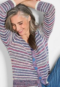 Gestreepte cardigan in crème, roze, blauw en paars gebreid; heeft een knoopsluiting met blauwe knopen en een geribbelde zoom.