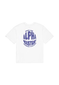Biela bavlnená tričko s okrúhlym fialovým grafickým motívom, obsahujúcim nápisy "ALPHA INDUSTRIES" a "SINCE 1989". Krátke rukávy a voľný strih.