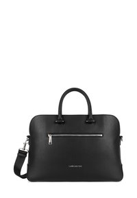 Borsa nera in pelle con texture a poro fine, manici doppi, lunga tracolla removibile e tasca con zip argentata sul davanti. Nome del marchio impresso.