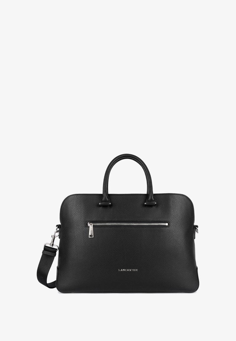 Borsa nera in pelle con texture a poro fine, manici doppi, lunga tracolla removibile e tasca con zip argentata sul davanti. Nome del marchio impresso.