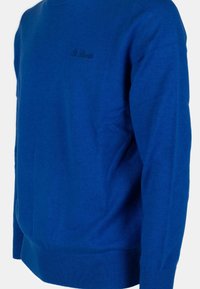 Maglione blu lavorato a maglia con collo a giro, orlo a costine e logo ricamato "St. Barth" in nero sulla parte superiore sinistra. Texture morbida.