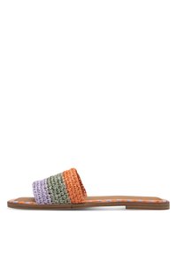 Infradito intrecciati con una fascia multicolore in arancione, verde e viola. La suola è piatta con una finitura in legno naturale.