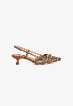 Hnědá slingback obuv s špičatou špičkou a nízkým průhledným podpatkem. Má tkanou texturu a zlatou sponu na přední části.