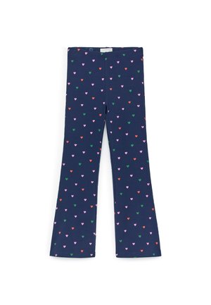 Granatowe spodnie dziecięce z rozszerzanymi nogawkami, ozdobione wzorem małych różowych, zielonych i czerwonych serc, ułożone płasko na białym tle.