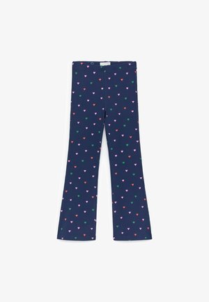 Mornarsko plave dječje hlače s proširenim nogavicama, uzorka malih ružičastih, zelenih i crvenih srca, položene ravno na bijeloj podlozi.