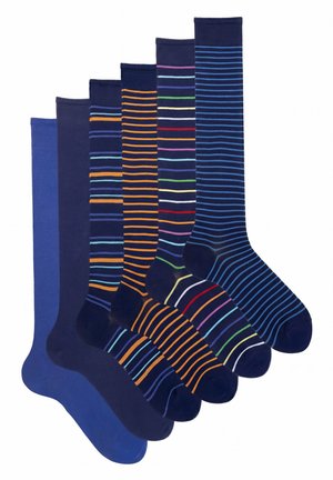 Sechs Paar Herrenkniestrümpfe in Blautönen, mit einfarbigen und verschiedenen horizontal gestreiften Mustern in mehreren Farben.